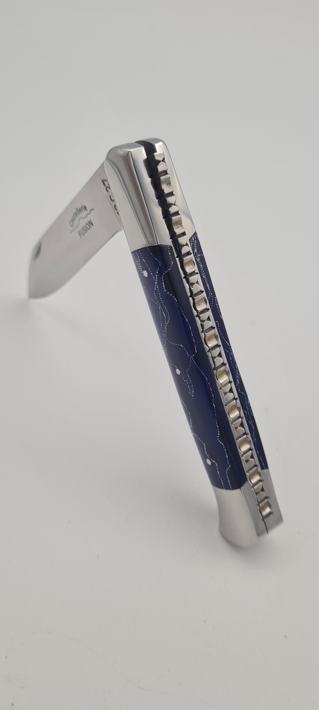 Le Roquefort Vague Bleue – Couteau pliant régional avec manche plaquettes résine bleue et inclusion alu vague