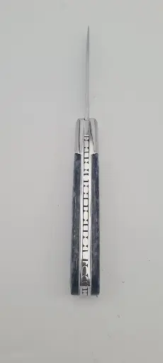 L’Yssingeaux Carbone Pailleté – Couteau pliant régional avec manche en carbone pailleté et intercalaires blanches